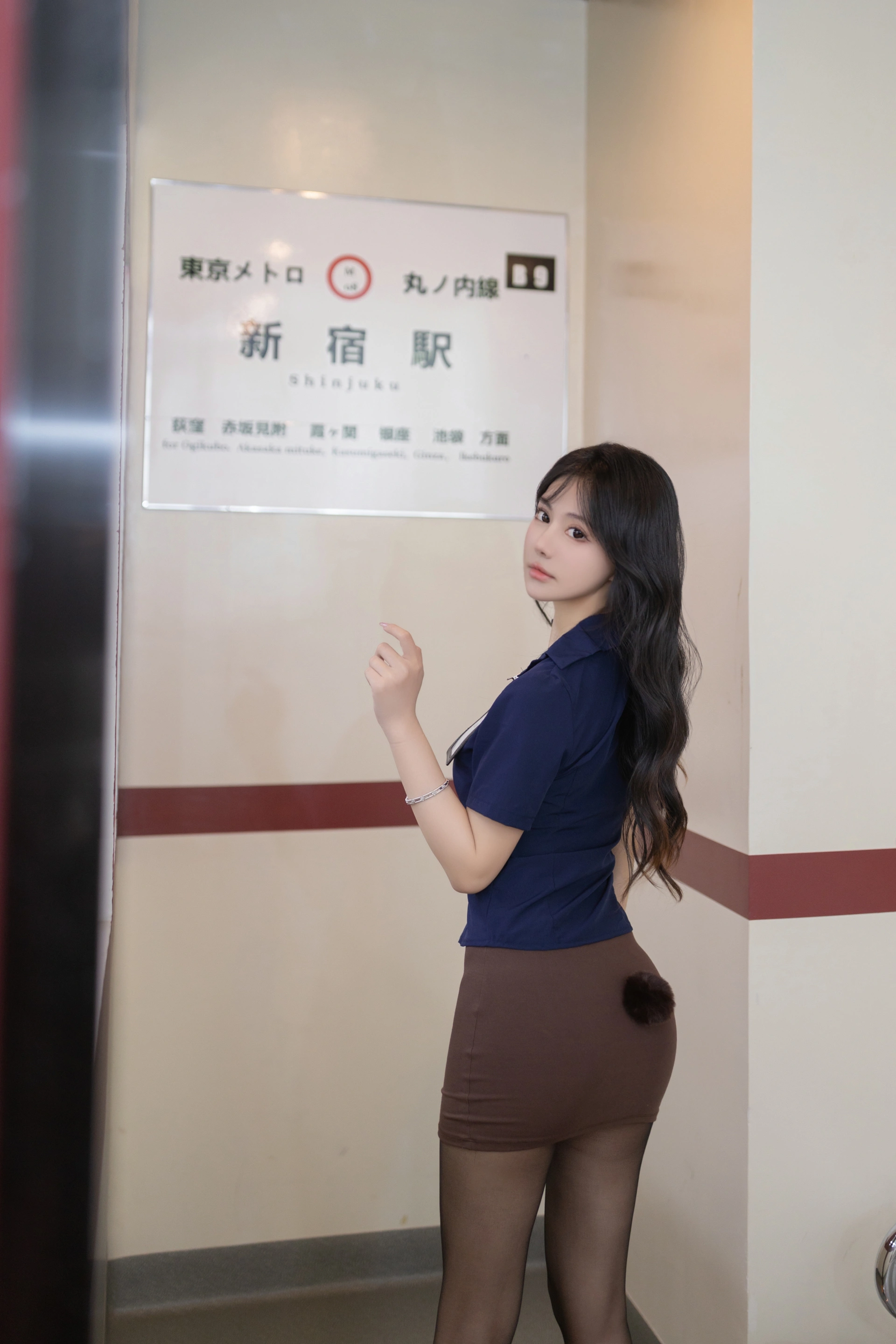 052.谢小蒽 – 内购无水印 地铁袭击写真 2