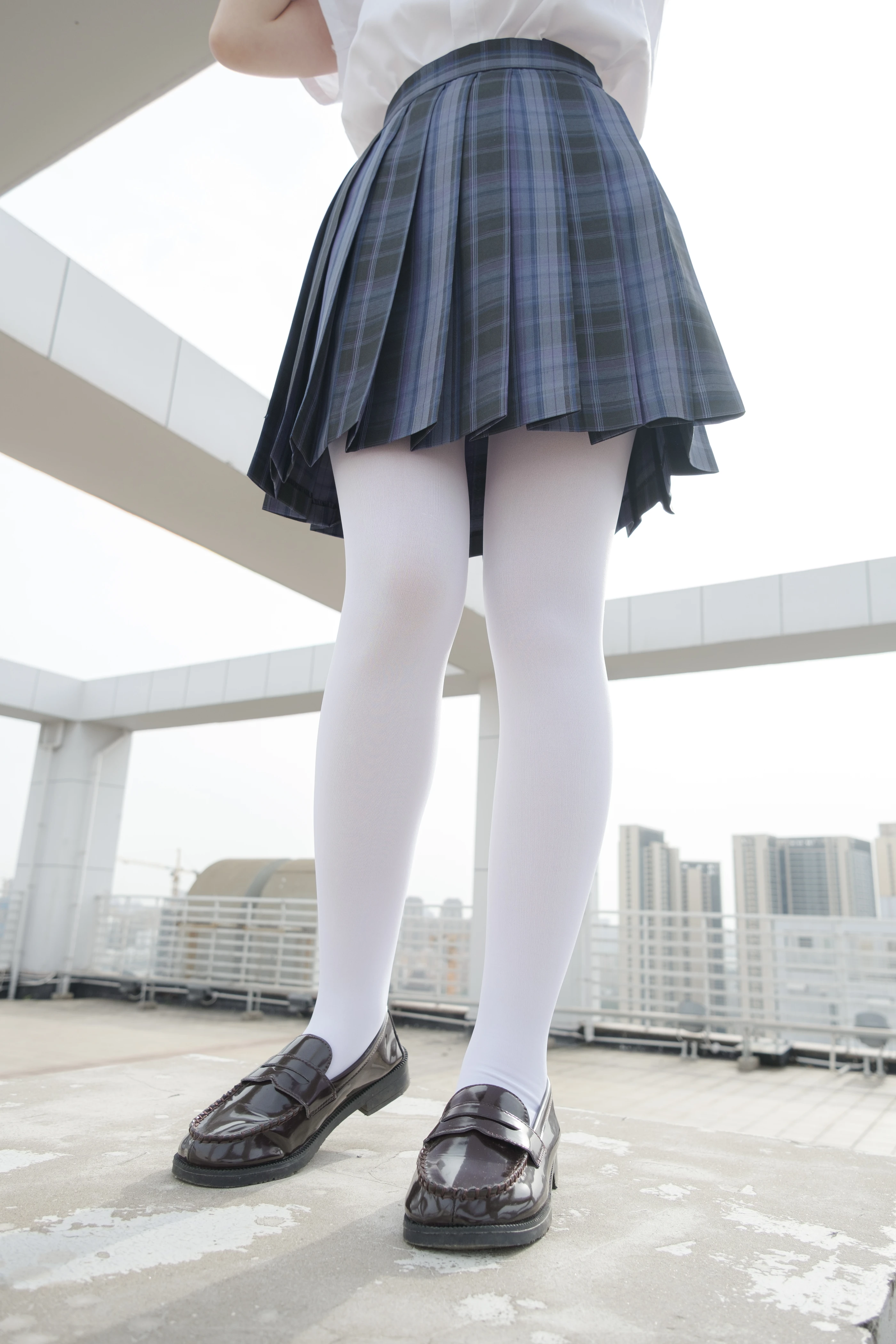 森萝财团 月下002 小夜 真空白丝 80D 户外 [102P 1V] 1